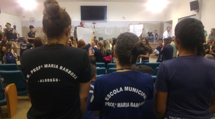 Alunos e pais de alunos prometem lotar o plenário para exigir votação do projeto que tramita nas comissões internas e pretende derrubar os efeitos do decreto publicado pelo prefeito municipal e que prevê a transferência do Ensino Médio Municipal para o Estado